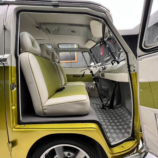 1975 Volkswagen Microbus Deluxe Samba 23 window