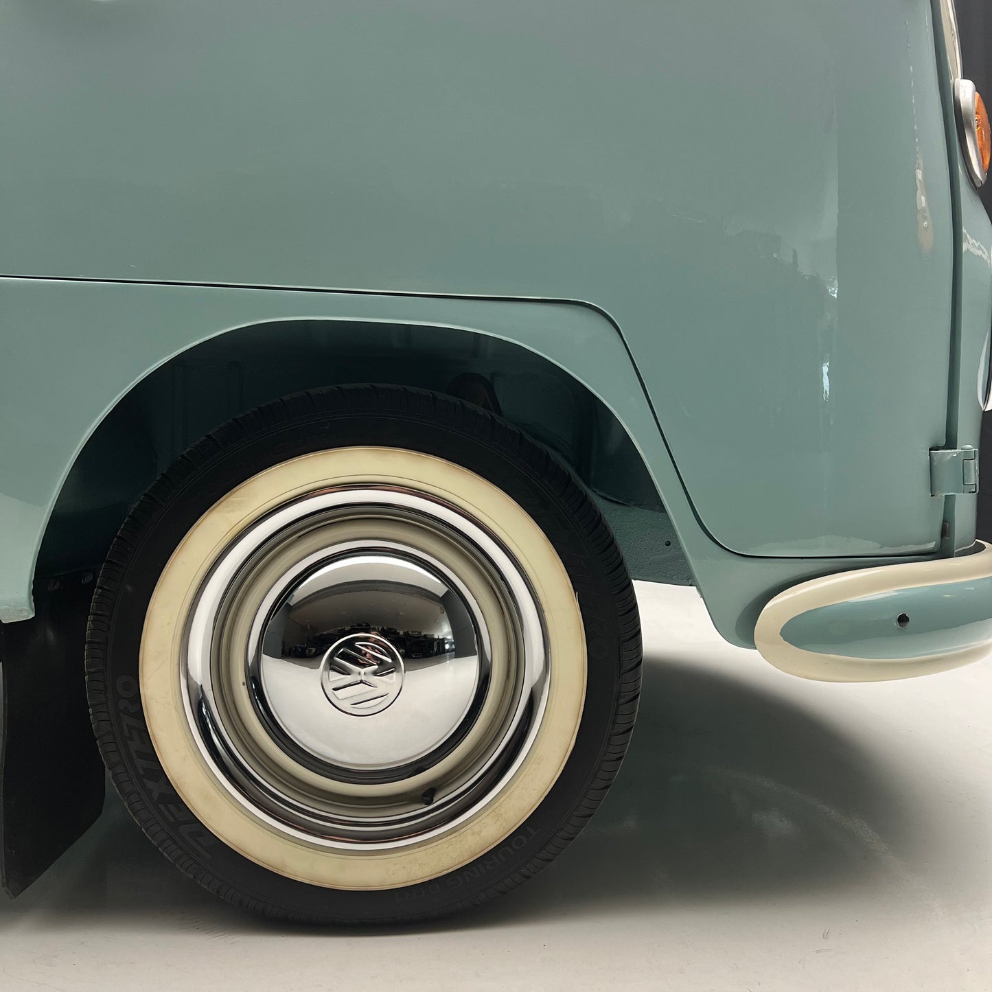 1966 Volkswagen Microbus Deluxe Samba 23 Window