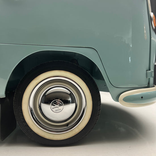 1966 Volkswagen Microbus Deluxe Samba 23 Window