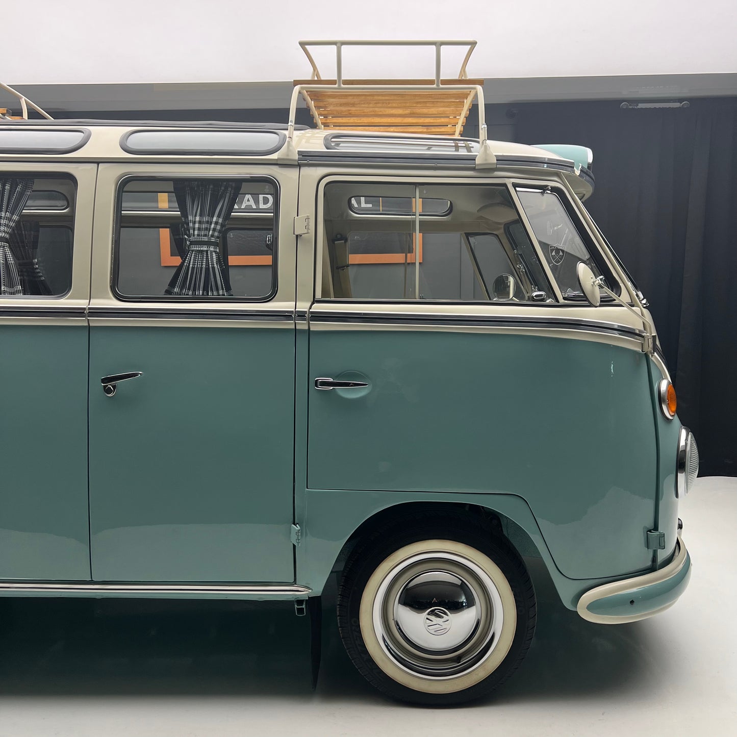 1966 Volkswagen Microbus Deluxe Samba 23 Window