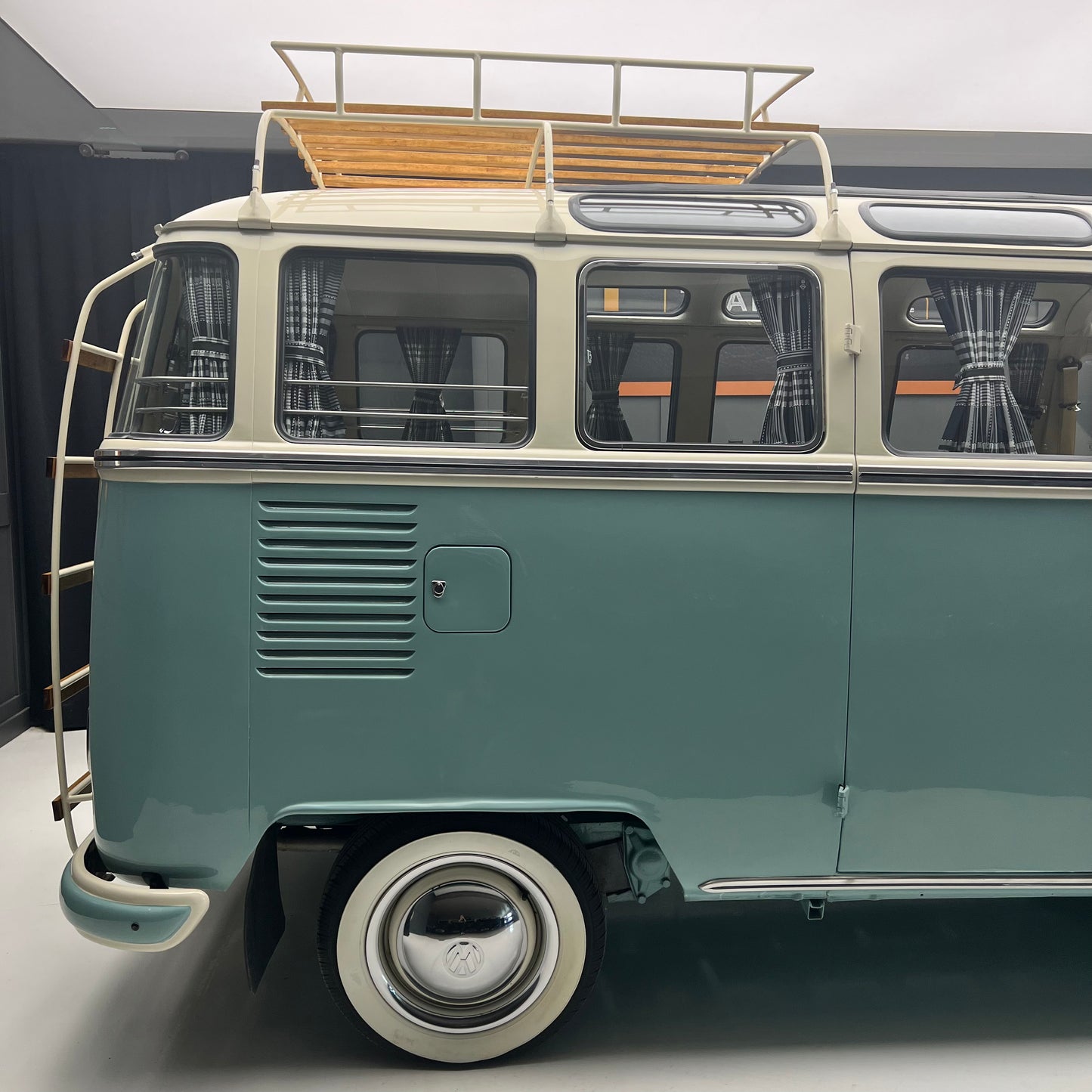 1966 Volkswagen Microbus Deluxe Samba 23 Window