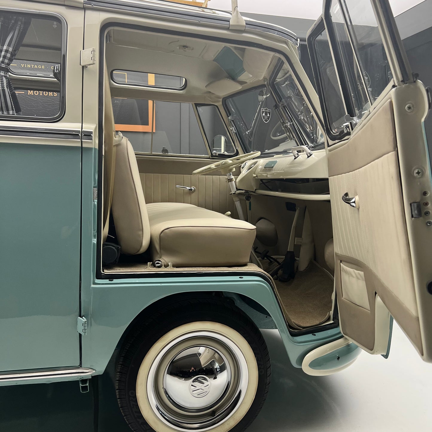 1966 Volkswagen Microbus Deluxe Samba 23 Window