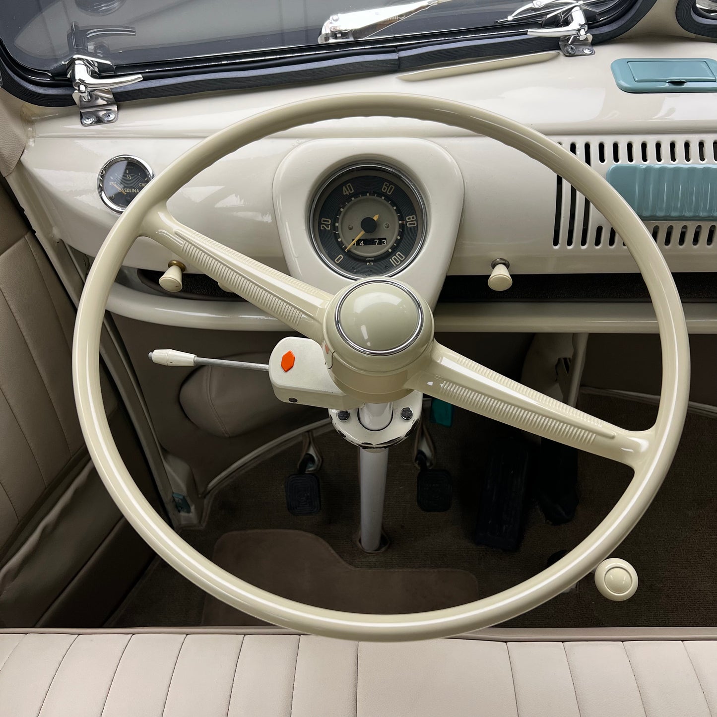 1966 Volkswagen Microbus Deluxe Samba 23 Window