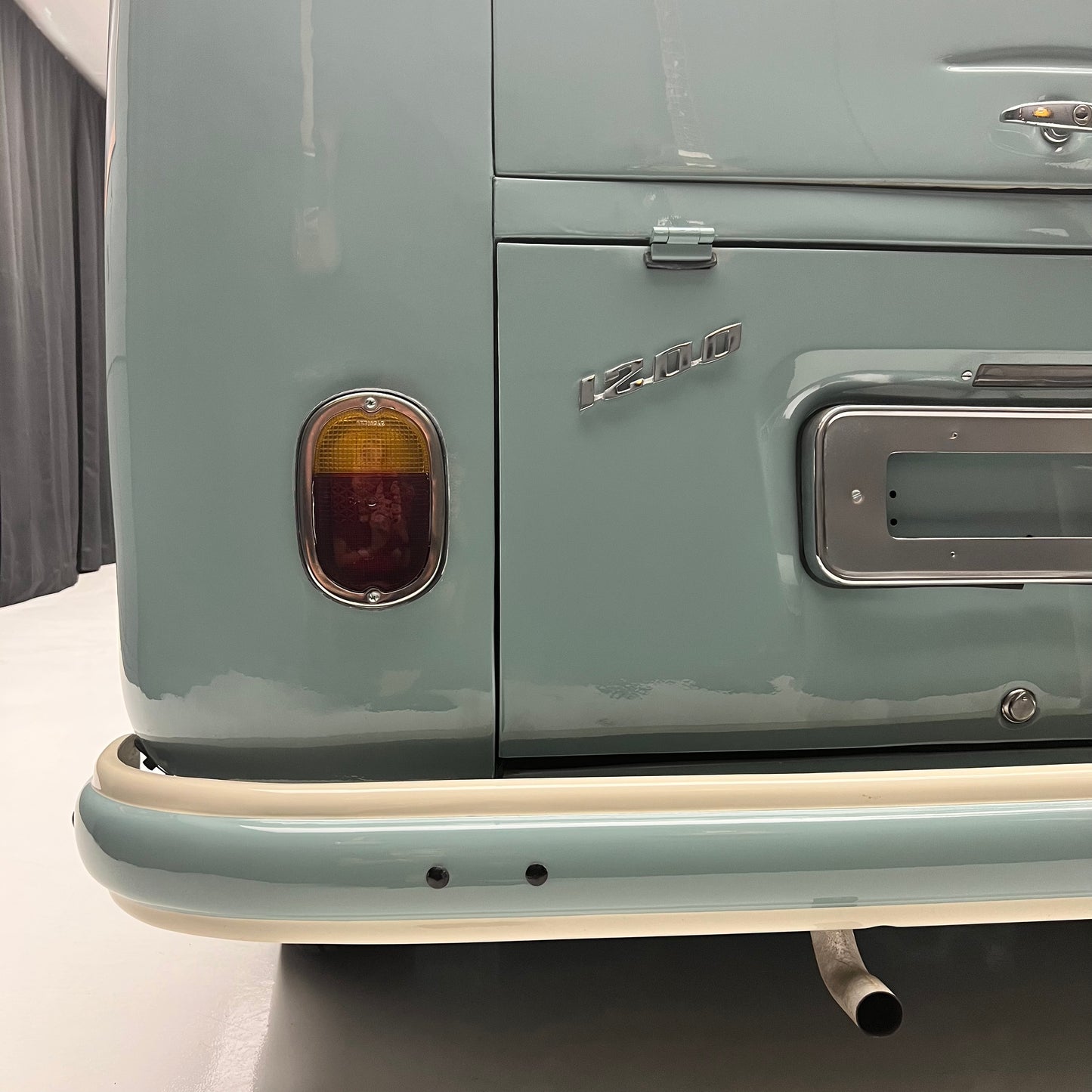 1966 Volkswagen Microbus Deluxe Samba 23 Window