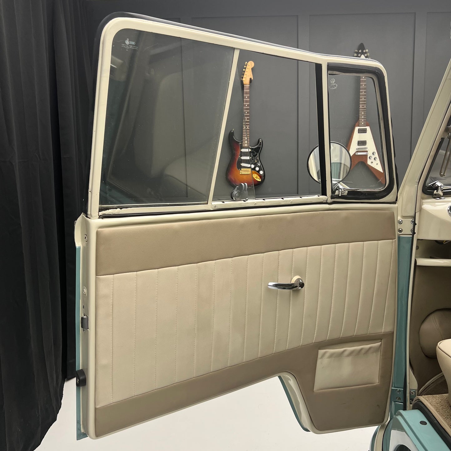 1966 Volkswagen Microbus Deluxe Samba 23 Window