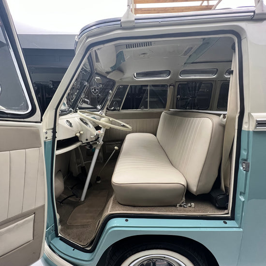 1966 Volkswagen Microbus Deluxe Samba 23 Window