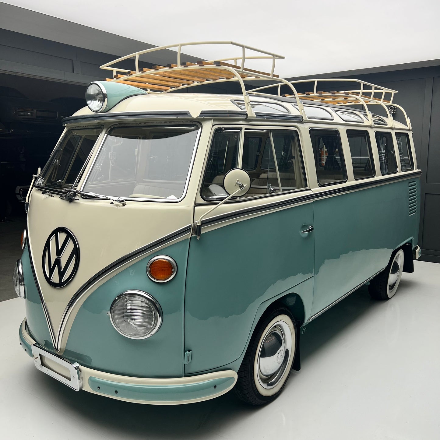 1966 Volkswagen Microbus Deluxe Samba 23 Window