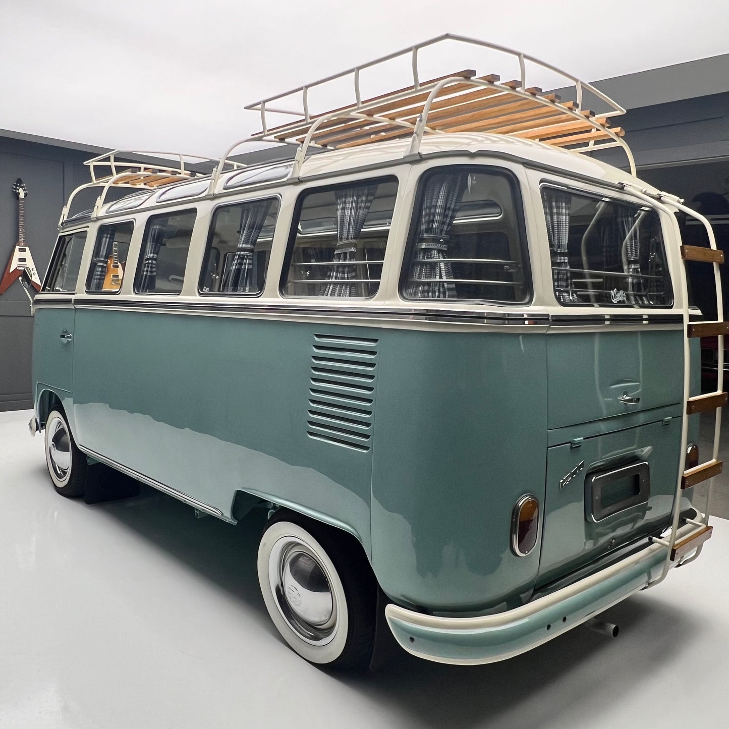1966 Volkswagen Microbus Deluxe Samba 23 Window