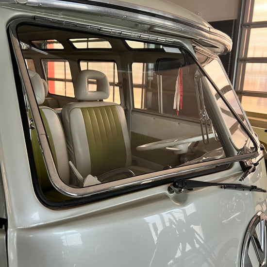 1975 Volkswagen Microbus Deluxe Samba 23 window