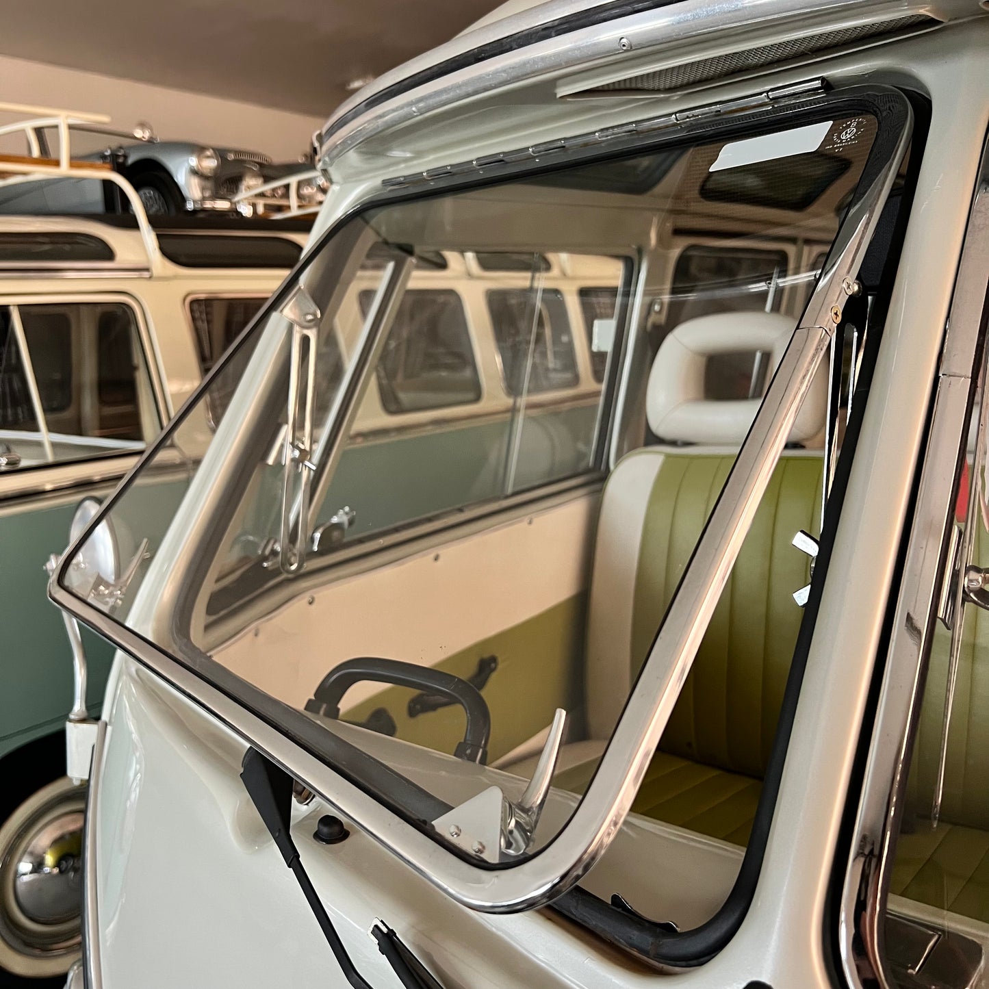1975 Volkswagen Microbus Deluxe Samba 23 window