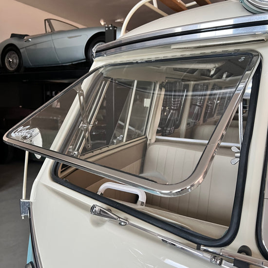 1966 Volkswagen Microbus Deluxe Samba 23 Window