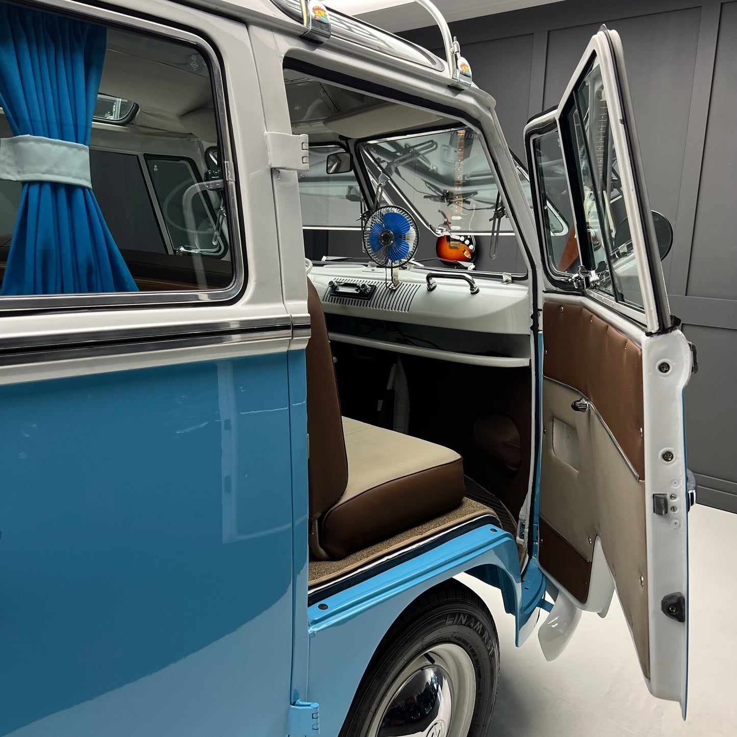 1974 Volkswagen Microbus Deluxe Samba 23 window
