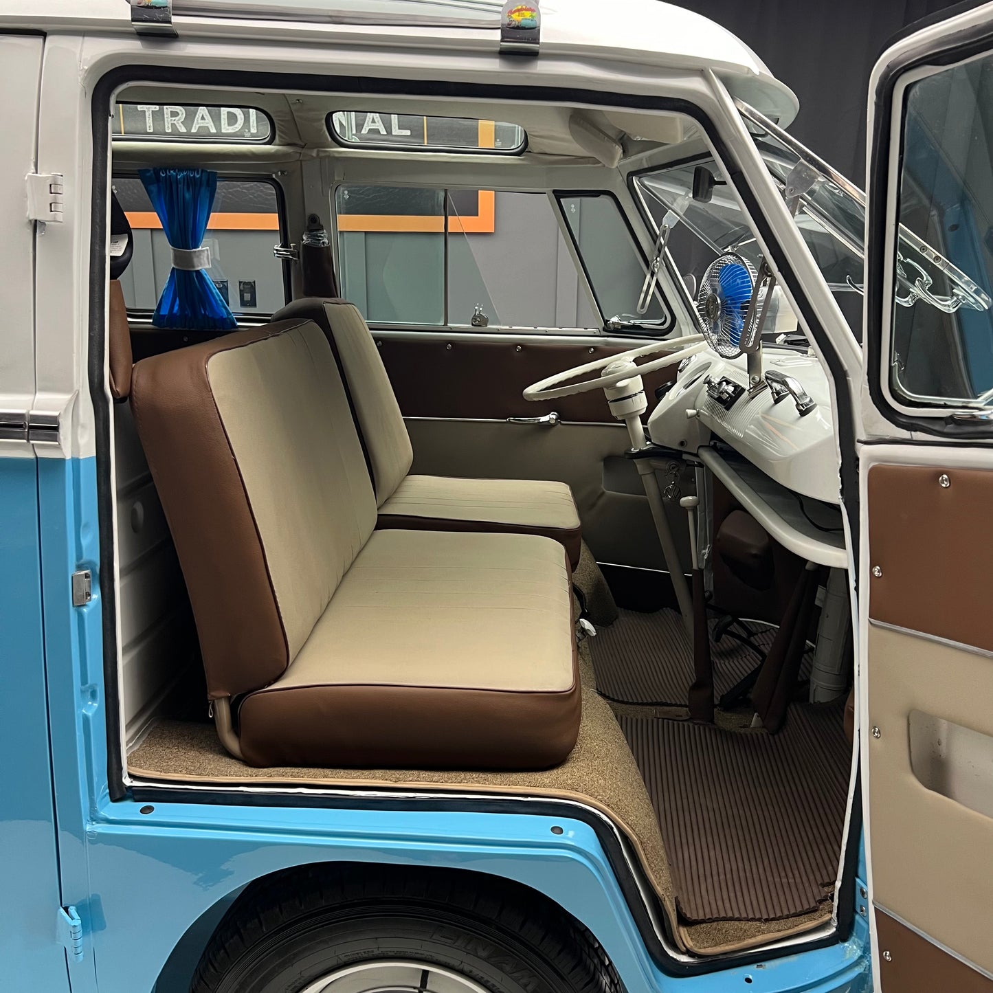 1974 Volkswagen Microbus Deluxe Samba 23 window
