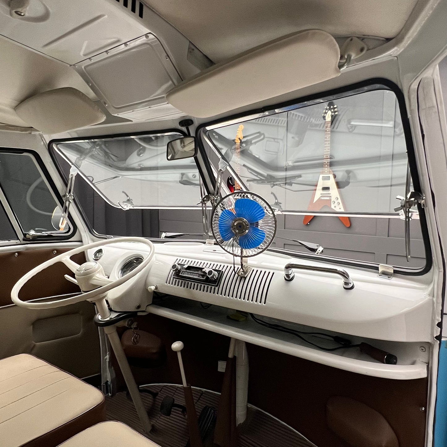 1974 Volkswagen Microbus Deluxe Samba 23 window