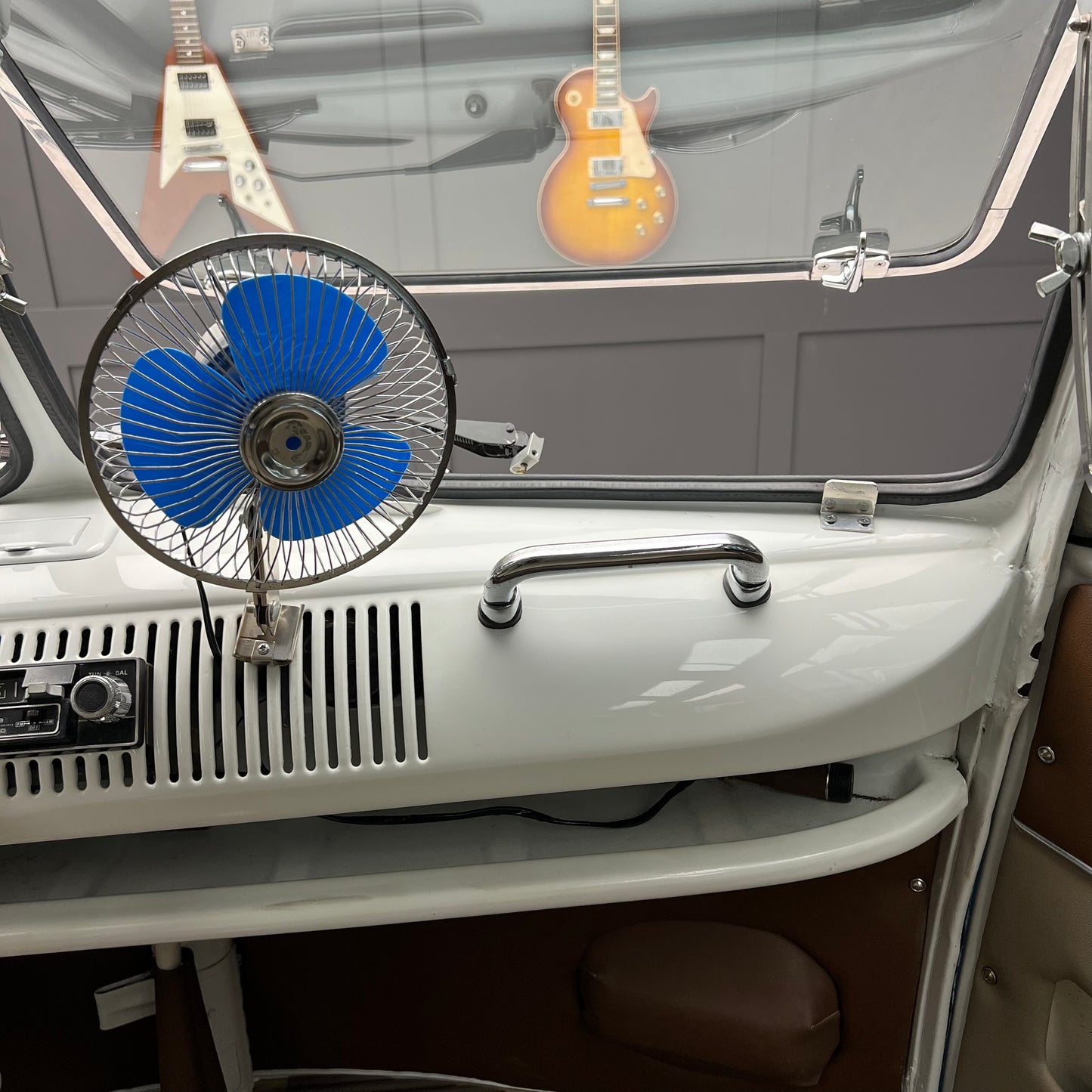 1974 Volkswagen Microbus Deluxe Samba 23 window
