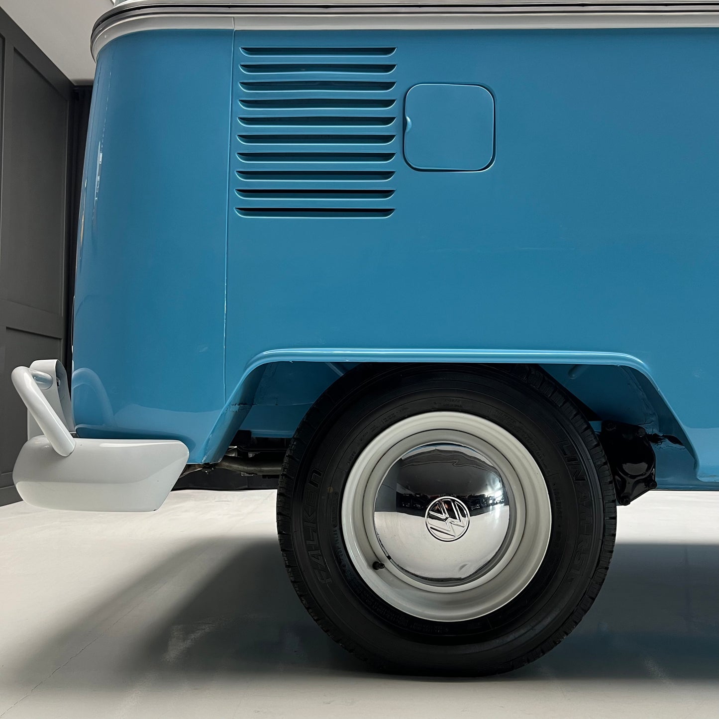 1974 Volkswagen Microbus Deluxe Samba 23 window