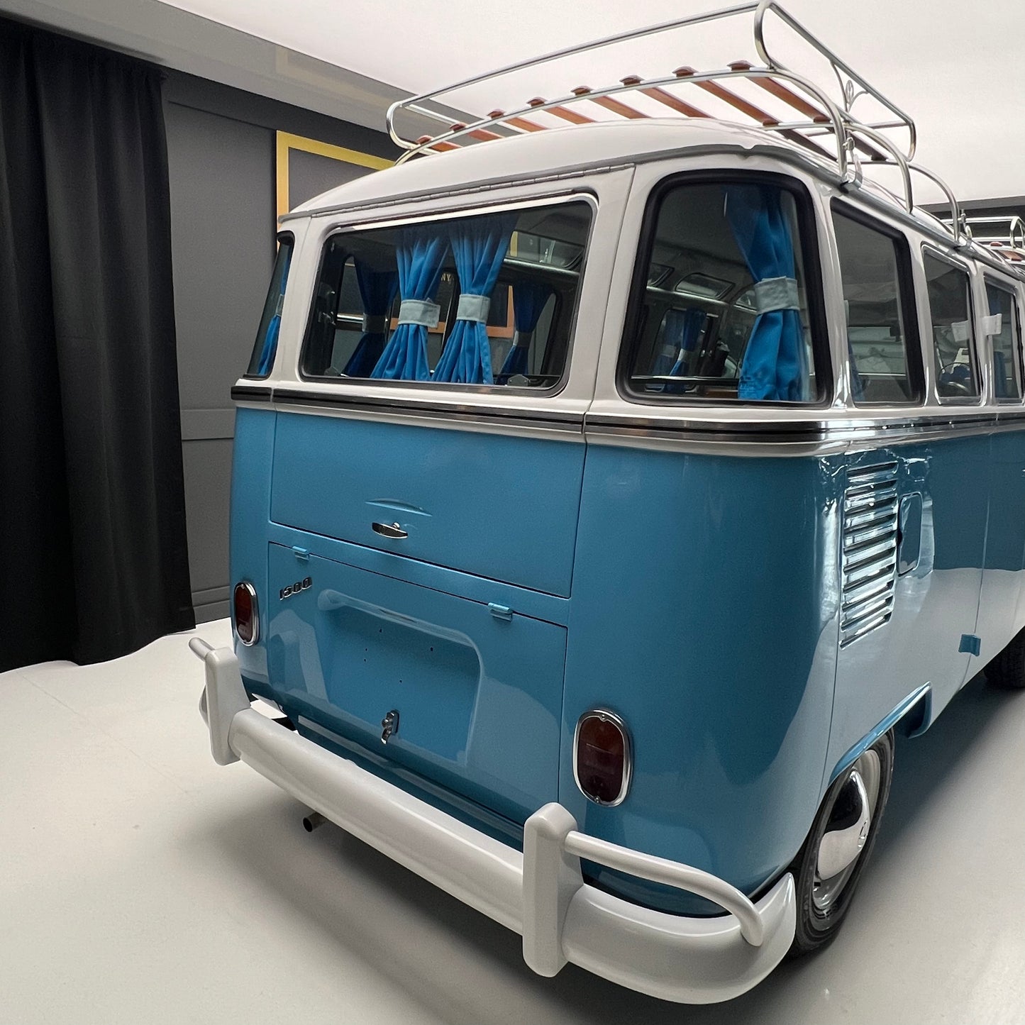 1974 Volkswagen Microbus Deluxe Samba 23 window