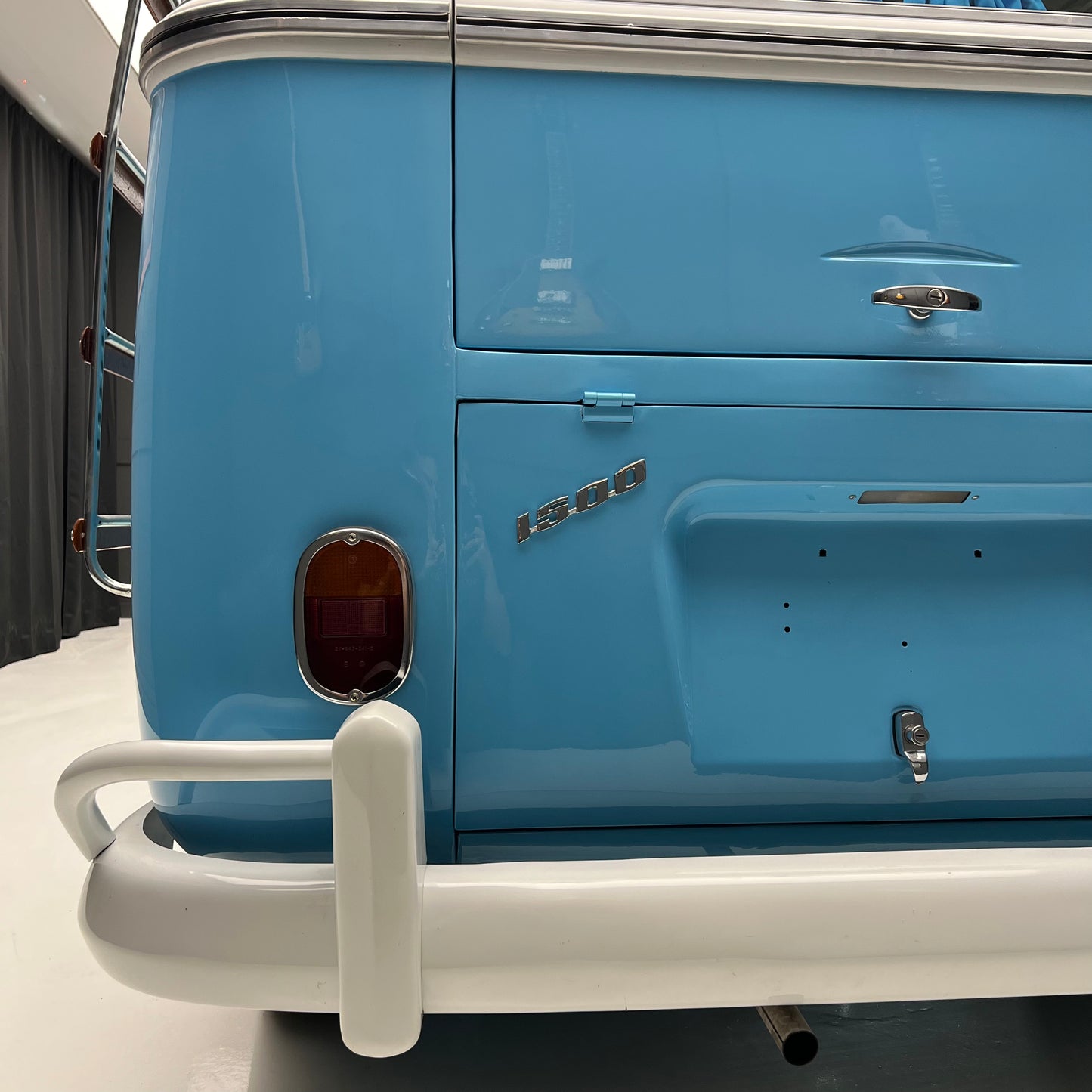 1974 Volkswagen Microbus Deluxe Samba 23 window