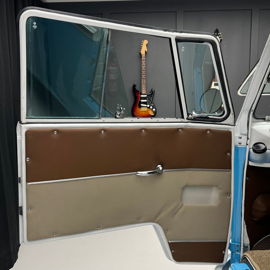 1974 Volkswagen Microbus Deluxe Samba 23 window